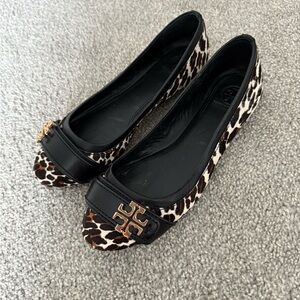 Tory Burch Leopard Fur Flats, size 7